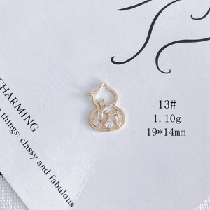 Vue détaillée du pendentif gourde en or incrusté de cristaux de zircone clairs