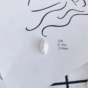 Detailed view of Aurora pearl resin leaf charm, size 17x9mm and weight 0.45g for DIY