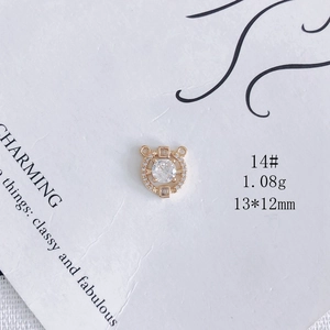 Détail du pendentif fleur lune plaqué or avec zircon, dimensions 13x12mm et poids 1,08g