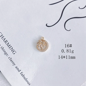Détail d'un pendentif palmier et croissant de lune doré de 14x11mm avec zircons sertis
