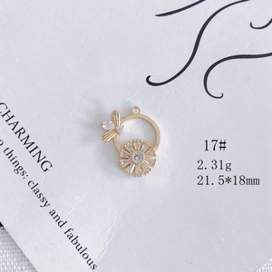Détail du pendentif fleur et abeille plaqué or avec zircons pour bijoux artisanaux