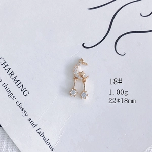 Détail du pendentif lune et étoile doré avec zircon incrusté, taille 22x18mm, poids 1,00g
