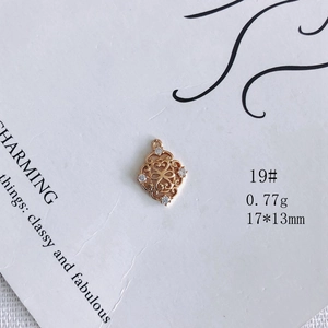 Détails d'un pendentif fleur plaqué or avec incrustations de zircons blancs