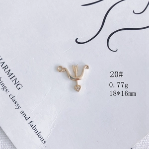 Vue macro d'un pendentif arc et flèche doré 18x16mm avec détail cœur zircon