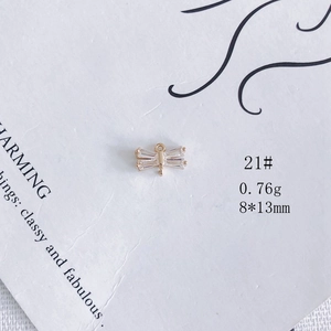 Vue détaillée d'un pendentif libellule doré avec zircons pour création de bijoux DIY