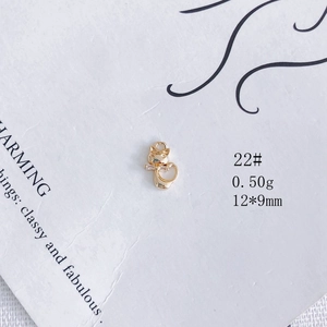 Vue détaillée d'un pendentif chat doré de 12x9mm avec zircon pour création de bijoux