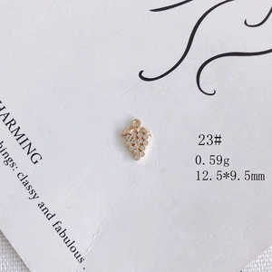 Détail macro d'un pendentif en cuivre doré en forme de grappe avec incrustations