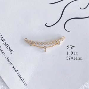 Gros plan d'un connecteur de bijoux lune plaqué or 18 carats avec pavé de zircons
