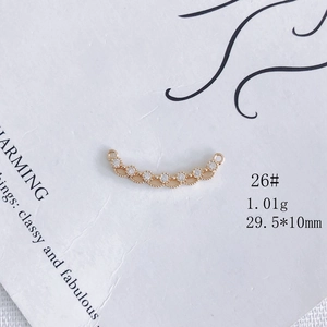 Détail du connecteur fleur lune courbé plaqué or 18K avec zircone cubique étincelante