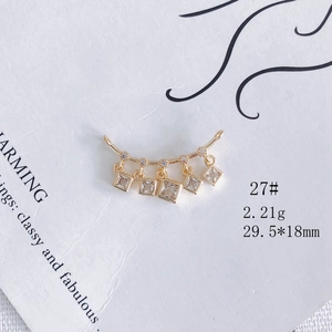 Détail du pendentif courbé plaqué or 18K avec cinq zircons cubiques carrés