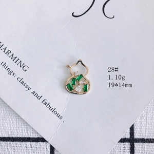 Vue macro détaillée d'un pendentif gourde plaqué or avec des incrustations de zircons