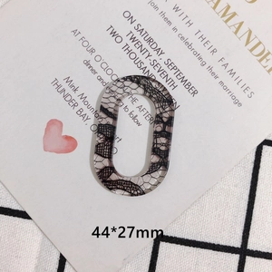 Vue détaillée d'un pendentif ovale en résine avec dentelle noire pour bijoux DIY