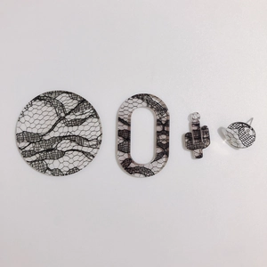 Détail macro de breloques en résine dentelle géométrique pour création de bijoux DIY