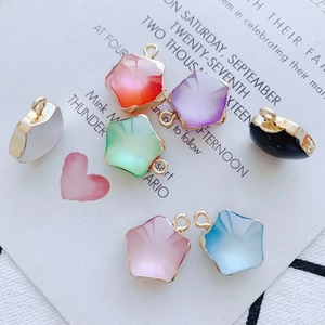 Pendentifs étoiles en résine colorée avec bordure dorée pour création de bijoux DIY