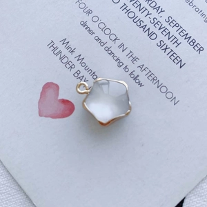 Vue détaillée d'un pendentif étoile en résine blanche avec bordure dorée pour bijoux DIY