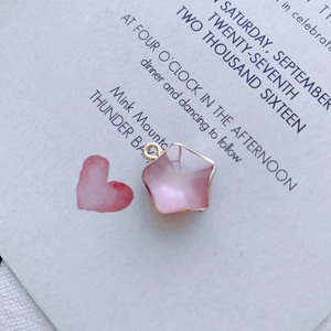 Vue détaillée du pendentif étoile en résine rose avec bord doré pour bijoux DIY