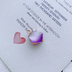 Détail du pendentif étoile en résine violette avec bords dorés pour la création de bijoux