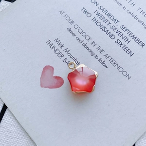 Détail du pendentif fleur rouge avec placage doré pour accessoires de bijoux DIY