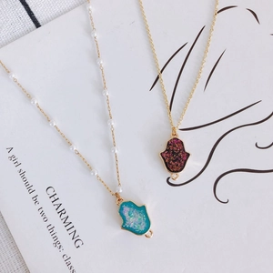 Colliers pendentif Main de Fatma dorés avec incrustations en résine pailletée colorée
