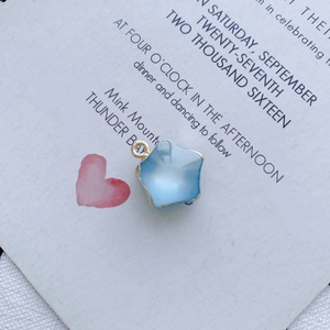 Détail d'un pendentif étoile en résine bleu clair avec bordure dorée pour bijoux DIY
