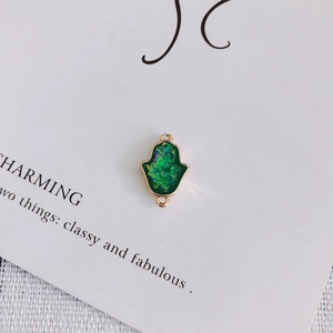 Détail du pendentif Main de Fatma vert avec résine dorée et double boucle pour bijoux DIY