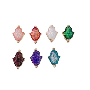 Lot de 7 breloques main de Fatma colorées avec bordure dorée et résine pailletée pour bijoux