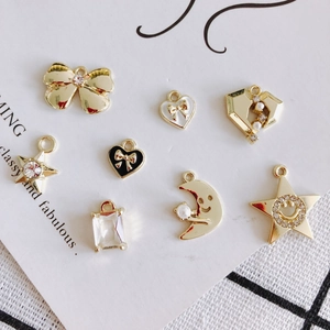 Ensemble de breloques dorées DIY avec nœuds, lunes et cœurs ornés de perles