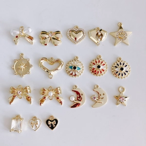 Vue à plat de breloques dorées vintage avec œil du diable, lune et cœur pour bijoux DIY
