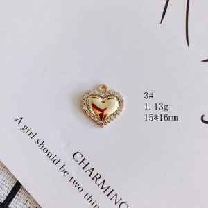 Vue macro du pendentif cœur doré 15x16mm avec bord en cristal et détails de poids 1,13g
