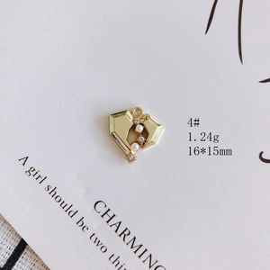 Vue macro d'un pendentif cœur doré 16x15mm avec perles et strass pour bijoux DIY