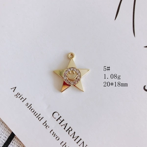Pendentif étoile doré orné d'un visage souriant en strass, détails précis en 20x18mm