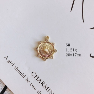 Vue macro d'un pendentif étoile doré avec perle et strass pour la création de bijoux DIY