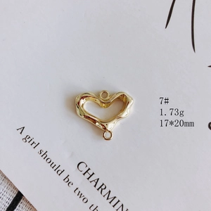 Détail du pendentif coeur doré de 17x20mm avec deux anneaux pour la création de bijoux