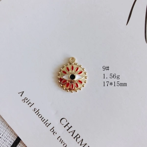 Pendentif œil porte-bonheur doré avec pétales rouges et breloque blanche, taille 17x15mm