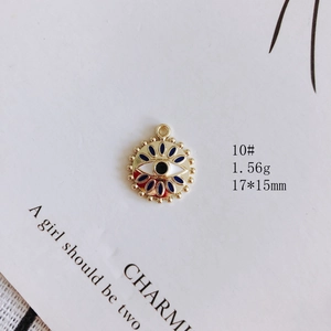 Détail du pendentif Œil maléfique doré 17x15mm avec émail bleu et bordure perlée