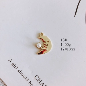 Détail du pendentif lune doré avec smiley et perle, 17x13mm pour la création de bijoux DIY