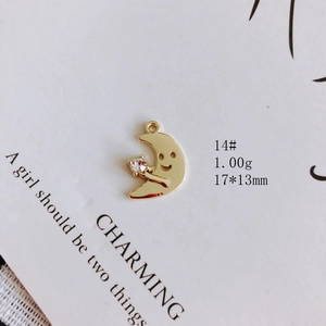 Vue détaillée d'un pendentif lune souriante en or avec incrustation de petit zircon