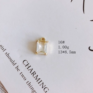 Gros plan d'un pendentif en cristal rectangulaire avec serti griffe doré pour bijoux