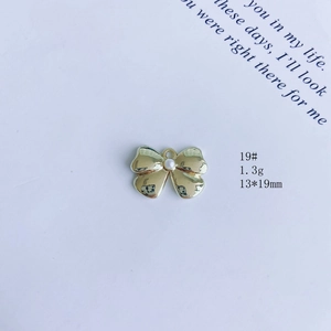 Vue détaillée d'un pendentif nœud doré avec perle centrale pour création de bijoux DIY