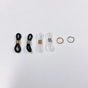 Dettaglio dei connettori antiscivolo in silicone per occhiali in nero e bianco con anelli