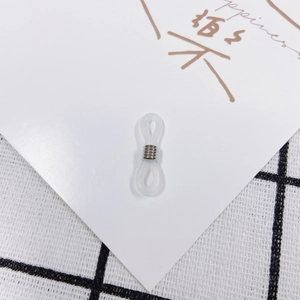 Dettaglio macro di connettori in silicone bianco per catenine per occhiali con molla