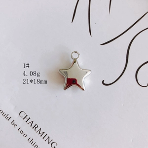 Makroaufnahme des silbernen Sternanhängers mit Maßen von 21x18mm und 4,08g Gewicht