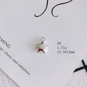 Detailansicht eines 1,71g polierten Sternanhängers mit Maßen 15,5x12mm auf Karte