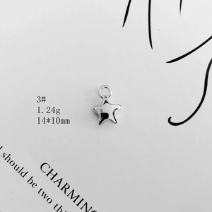 Detailansicht eines silbernen Sternanhängers für DIY-Schmuck mit 14x10mm Maßen
