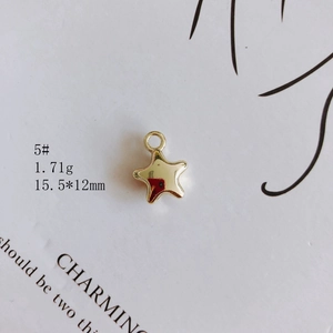Makroansicht eines 15,5x12mm vergoldeten Sternanhängers für DIY Schmuckzubehör