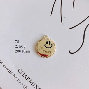 Detail eines runden vergoldeten Smile-Anhängers aus Legierung mit 20x18mm Maßen