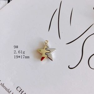 Detailaufnahme eines zweifarbigen Sternanhängers in Gold und Silber, Maße 19x17mm