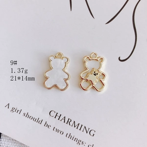 Detail of 21x14mm golden bear charms with dimensions and 1.37g weight specification