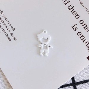 Detailansicht eines weißen minimalistischen Jungen-Anhängers für DIY-Schmuck und Zubehör