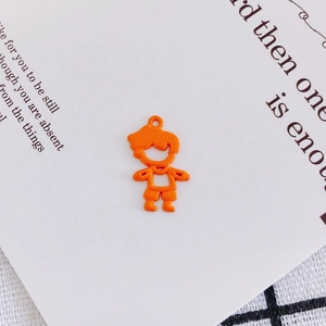 Makroaufnahme eines minimalistischen orangefarbenen Jungen-Anhängers auf Gitterstoff